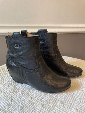 Frye Carson black leather wedge ankle bootie with rear zipper size 9.5